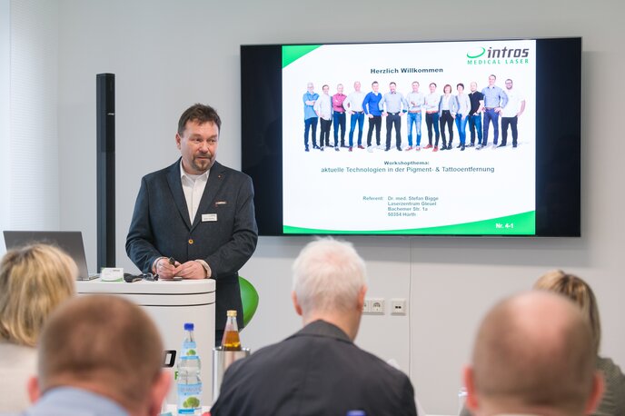 intros medical laser – lecturer of our Acadamy leads a workshop