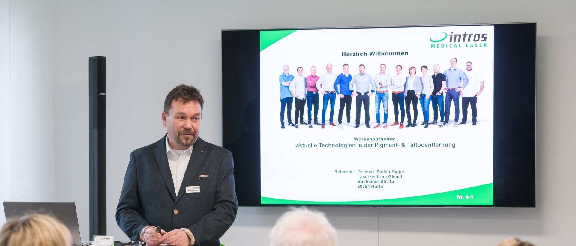 intros medical laser – lecturer of our Acadamy leads a workshop
