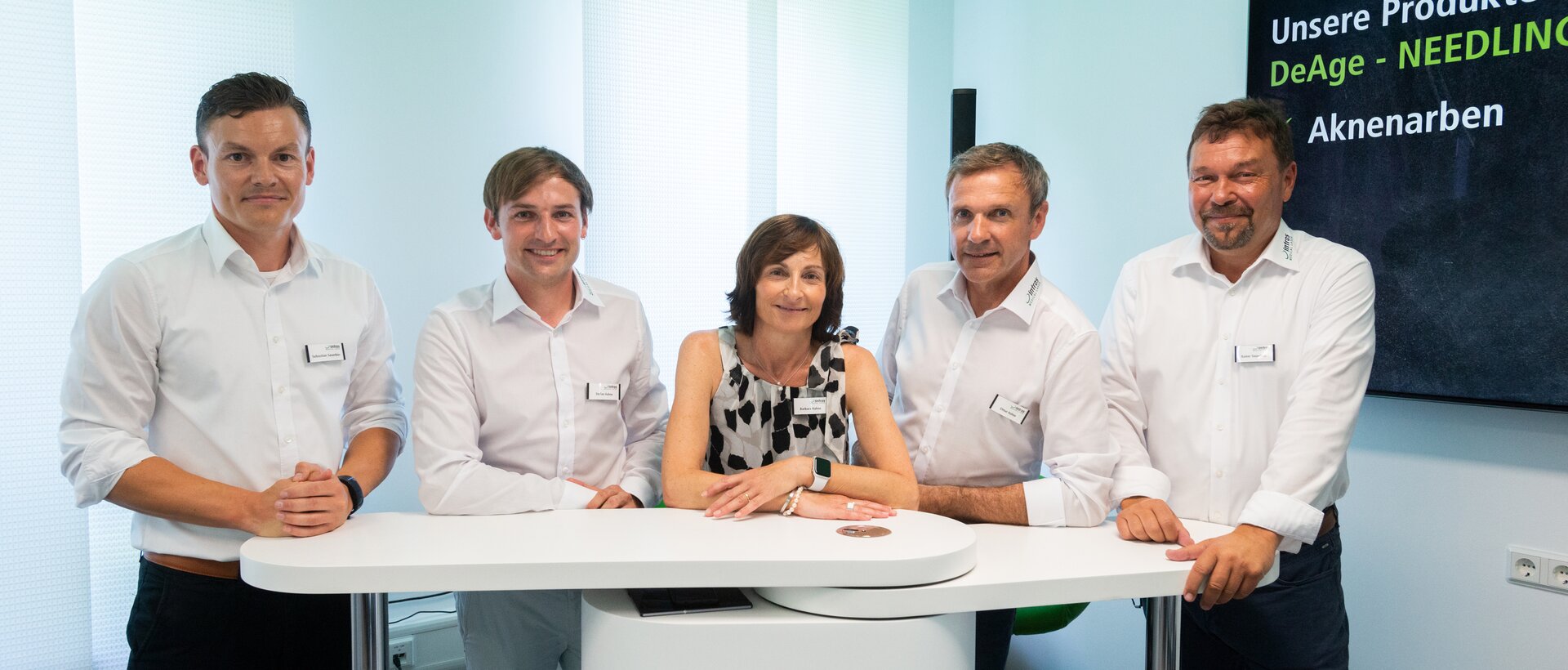 Die Geschäftsführer mit Teammitgliedern der intros Medical Laser GmbH